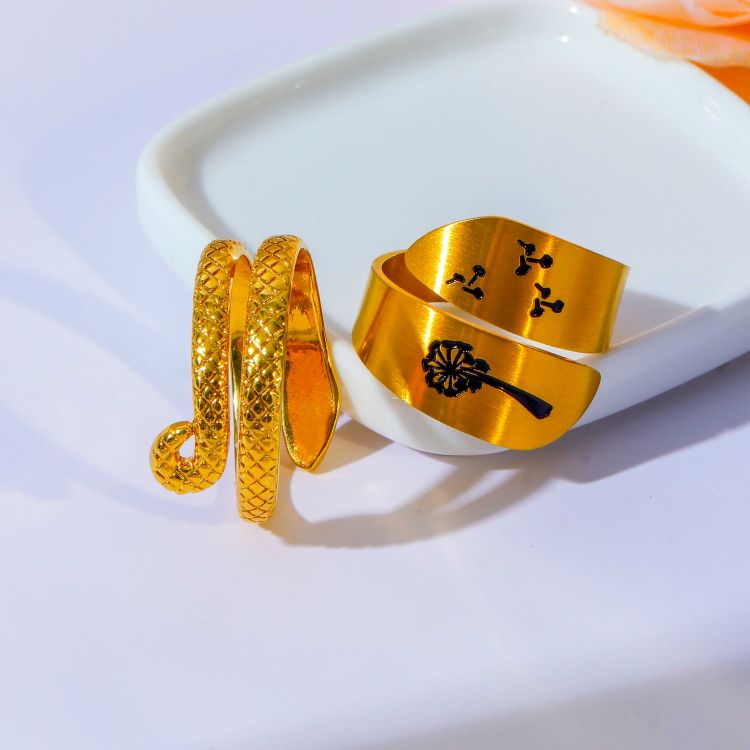 不锈钢蛇环滴黑胶环镀18K金弯曲哑光砂面素环